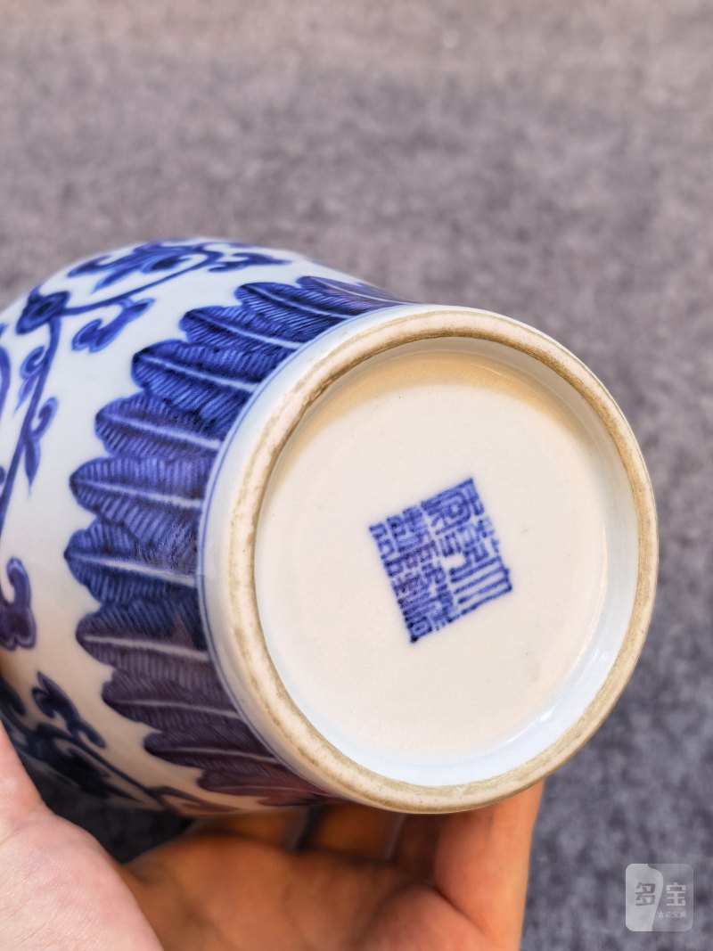 清乾隆 青花缠枝莲贯耳小瓶 - 图12